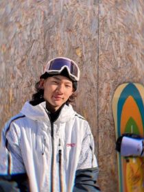 苏翊鸣（YimingSu），2004年2月18日出生于吉林省吉林市，中国单板滑雪运动员。2018年，_苏翊鸣：冠军和你我都要