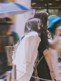 韩国仁川机场，林娜琏和湊崎纱夏看着眼前的女孩子皆有点不舍，林玖月拍拍二人的肩膀笑着说道。【林玖月】：_SNH48：背对背依靠