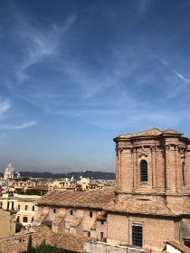 新年的气氛在大街上充分的表现出来了，一对对的恋人和夫妻都带着幸福安康的笑容正在采购年货。而简言吃着这_蔡徐坤，有你足矣！