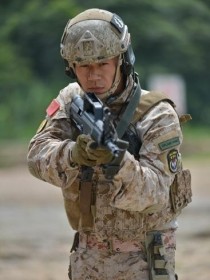 中国某部队在射击训练场一个女上尉看着新兵训练，远处跑来一个上等兵给她敬礼。[上等兵]:报告！指导员有_火凤凰之遇见
