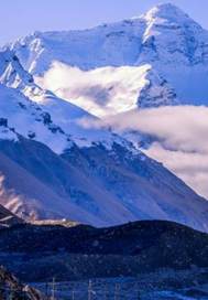 在海拔3000多米的高原上，有这么个小山村，这里有一望无际的大草原还有数不清的牦牛作伴，远处山连着山_高愿王